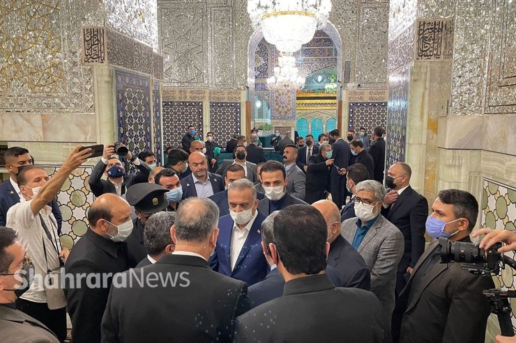 مصطفی الکاظمی، نخست وزیر عراق در ادامه سفر یکروزه خود به کشورمان، صبح امروز با استقبال استاندار خراسان رضوی وارد مشهد شد و برای زیارت حرم مطهر امام رضا (ع) مشرف شد.