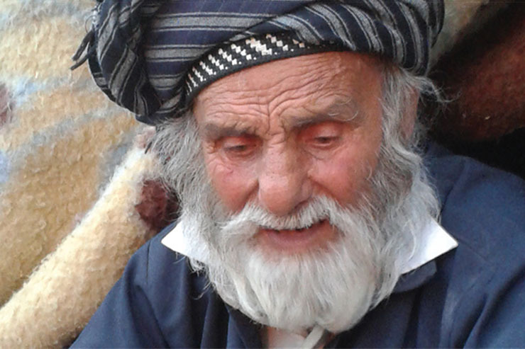 «خالوی کوه کن» مردی کردتبار ایرانی است که به مدت بیش از ۲۰ سال با وجود معلولیت (نداشتن یک پا) و تنها یک کلنگ، شروع به حفر صخره‌ای در منطقه میگوره می‌کند و غار سنگی حسین کوهکن را از آن به وجود می‌آورد.