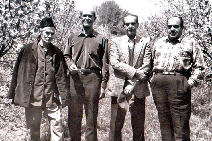 احمد کمال شاعر ساده زیست و باستانی کار و خوش نویسی که هرگز زبان به مجیزگویی کسی نچرخاند و در روزگاری که می‌توانست نان به نرخ روز بخورد و از قِبَل استعداد شعری و حرمتی که در گود زورخانه داشت، مالی به هم برساند، کنج حجره کفاشی اش نشست و گره و درفش بر چرم انداخت تا پشت به خدمت هیچ کس دوتا نکند. در ادامه خاطره برخی از ادیبان و شاعران مشهد را درباره او را می‌خوانیم.