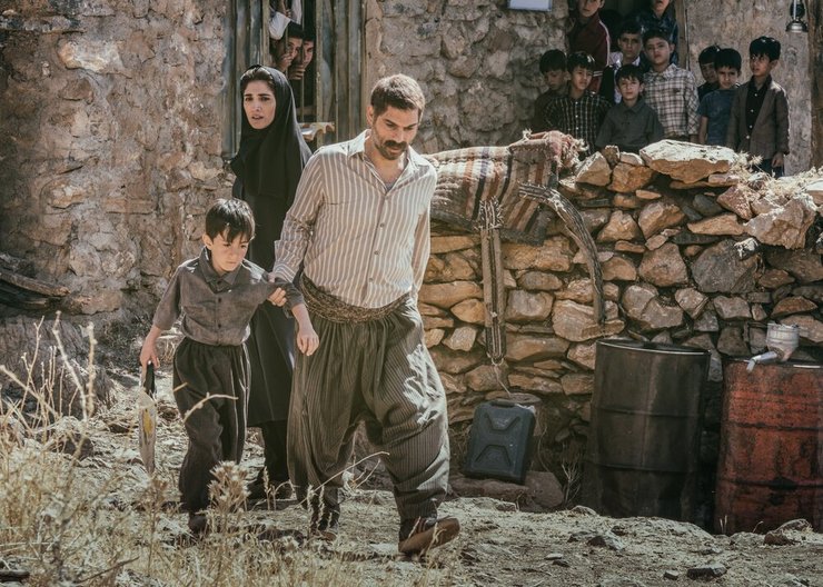 «درخت گردو» اثر ارزشمند محمدحسین مهدویان، یکی از مهم‌ترین آثاری است که از ابتدای همه گیری کرونا عزم اکران کرده و در روز‌های نزدیک به دهه دفاع مقدس، روایت حیرت انگیزی از فجایع حاشیه‌ای جنگ تحمیلی و زخم‌های پرتعدادی که بر تن مردم بی گناه این سرزمین نشسته، دارد.