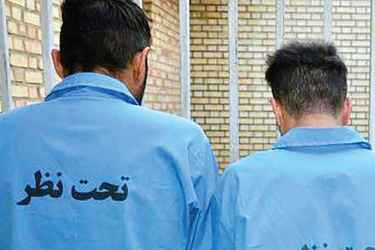 فروشنده با بیرون کشیدن کارتخوان سیار، کارت خریدار را گرفت و در حرکتی تیزدستانه به دور از چشم خریدار کارت را درون کارتخوان کشید. خریدار نیز با صدای بلند رمزش را اعلام کرد.