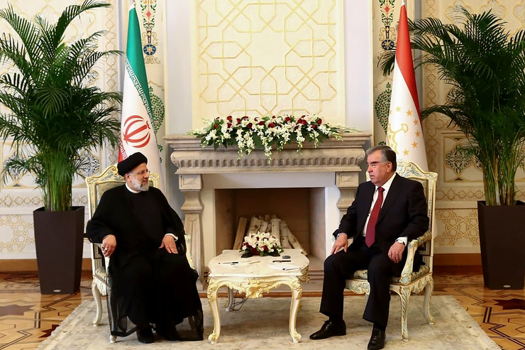 رئیس جمهور توسعه و تعمیق روابط با کشور دوست و همزبان تاجیکستان را مورد تاکید قرار داد و گفت: فصل نوینی از روابط دو کشور درحال رقم خوردن است و امیدوارم این سفر نقطه عطفی در روابط و همکاری های تهران - دوشنبه باشد.