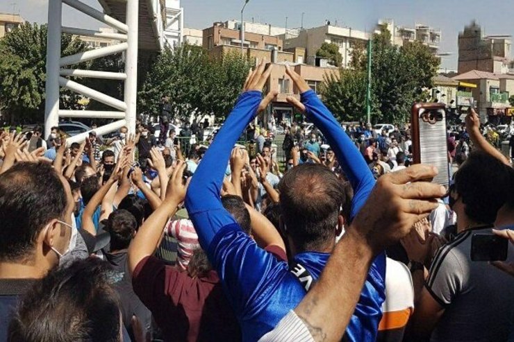 درحالی که باشگاه استقلال با انتشار اطلاعیه‌ای از هواداران خود خواسته بود از تجمع مقابل وزارت ورزش خودداری کنند، اما تعدادی از معترضان با در دست داشتن پلاکارد‌های اعتراضی به تصمیم‌های مدیران این باشگاه واکنش نشان دادند.