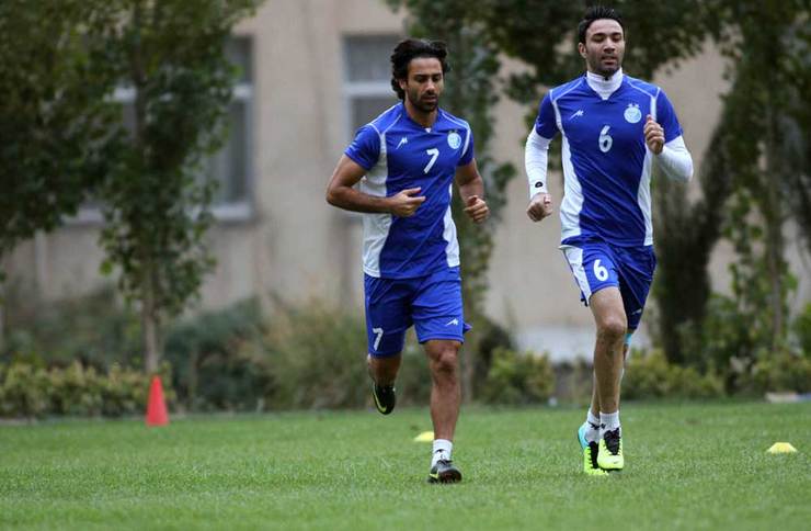 گفته می‌شود برخی مدیران باشگاه استقلال با جواد نکونام تماس گرفته‌اند تا سرمربی استقلال شود، اما پاسخ این مربی که به تازگی از فولاد استعفا داده به این پیشنهاد منفی است.