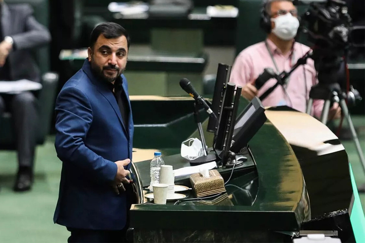 وزیر ارتباطات و فناوری اطلاعات با بیان اینکه از گوشی ایرانی استفاده می‌کند گفت: اعتقاد دارم موبایل داخلی توان رقابت با همتایان خارجی را داشته اما در ابتدای راه مردم باید همراهی کرده و از نواقص احتمالی آن چشم‌پوشی کنند.