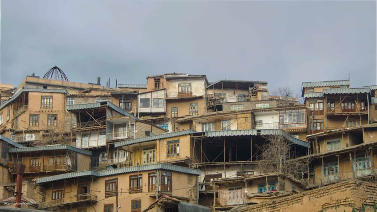 روستای پلکانی کنگ در دامنه کوه های بینالود و در ۱۹ کیلومتری غرب طرقبه و ۲۹ کیلومتری مشهد واقع شده است.