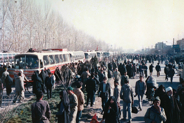 یکی از پرشورترین نماز‌های جماعت در ابتدای انقلاب، در مسیر راه‌آهن تا معراج شهدا اقامه شده و پس از آن هم با آغاز جنگ هشت‌ساله در ۳۱ شهریور ۵۹، اینجا می‌شود قدمگاه شهدا؛ جایی که رزمنده‌ها از آنجا قدم به میدان نبرد می‌گذاشتند و با برگشت پیکر لاله‌کفنشان به معراج شهدا، سفری پر افتخار را به پایان می‌رسانده‌اند. گزارش پیش‌رو، مرور همین خاطره‌هاست که بین راه‌آهن تا معراج شهدا روایت می‌شوند.
