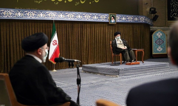 رهبر معظم انقلاب در اولین توصیه به دولت سیزدهم تصریح کردند که زمان شتابان میگذرد، از هر لحظه این چهارسال استفاده کنید.