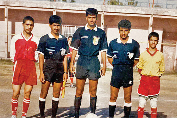 محسن قهرمانی، حسن کامرانی‌فر و جمشید لامعی در عنفوان جوانی عکس در دهه ۷۰ در زمین شماره ۲ ورزشگاه تختی مشهد گرفته شده و مربوط به زمانی است که این ۳ داور به تازگی وارد دنیای داوری شده بودند.