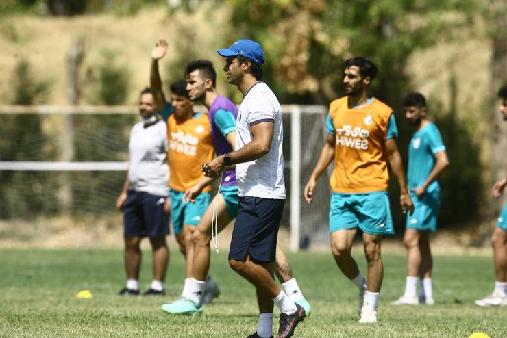 احضار بازیکنان استقلال در آستانه بازی با الهلال با انتقاد‌هایی از سوی پیشکسوتان این باشگاه مواجه شده و حتی صدای بازیکنان داخل تیم را درآورده است. دراین میان، اما فرهاد مجیدی برخلاف گذشته که حامی بازیکنان بود، سکوت کرده است.