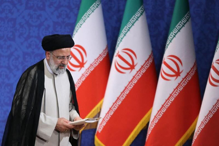 تحلیلگران سیاسی از ویژگی‌های ضروری استانداران در «دولت مردمی» می‌گویند. به عقیده بسیاری از کارشناسان، انتخاب استانداران و در رده بعدی، مدیران کل ادارات در استان ها، اهمیتی کمتر از انتخاب وزرای دولت و معاونان رئیس جمهور ندارد.