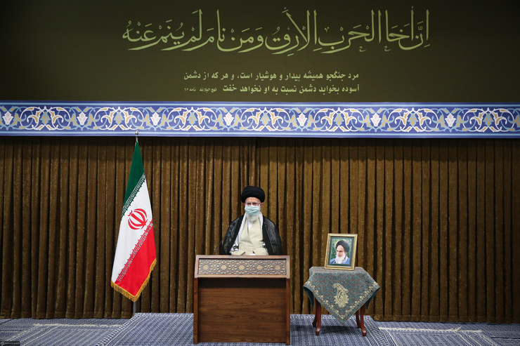 در دیدار امروز فرمانده کل قوا در مراسم مشترک دانش‌آموختگی دانشجویان دانشگاه‌های افسری نیروهای مسلح که به صورت ارتباط زنده تصویری برگزار شد، حدیثی از حضرت امیرالمومنین نصب شده بود.
