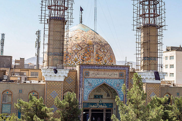 ساخت بنای جامعه الحسین (ع) برمی‌گردد به سال‌ها پیش. به روز‌هایی که خبری از شلوغ بازار راسته مصلی در محله شیرودی نبود، خیابان مصلی یک جاده خشک و خالی و بی‌آب و علف بیشتر نبود و پرنده اینجا پر نمی‌زد. اعضای هیئت رزمندگان جامعه الحسین (ع) در همان روز‌ها تصمیم گرفتند که پایگاه خودشان را اینجا بسازند.