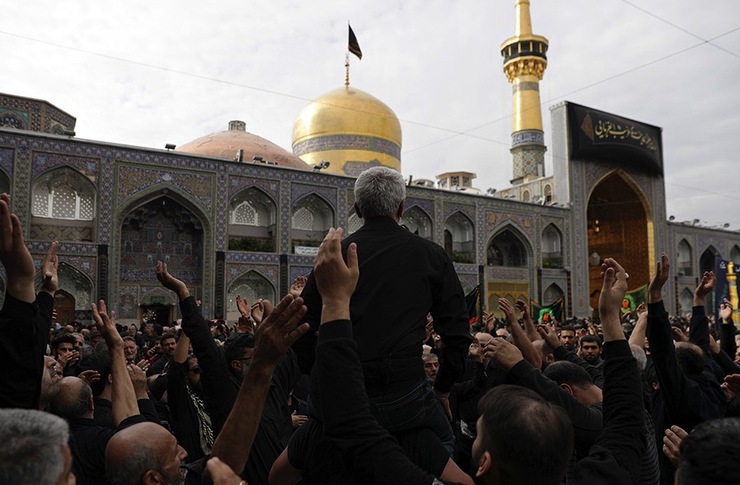 روز‌های پایانی ماه صفر، شمار انبوهی از سوگواران در خیابان‌های اطراف حرم مطهر رضوی با شرکت در آیین‌های عزاداری، مراتب ارادت و دلدادگی خود به حضرت رسول (ص) و خاندان نبوت را به نمایش گذارده‌اند.