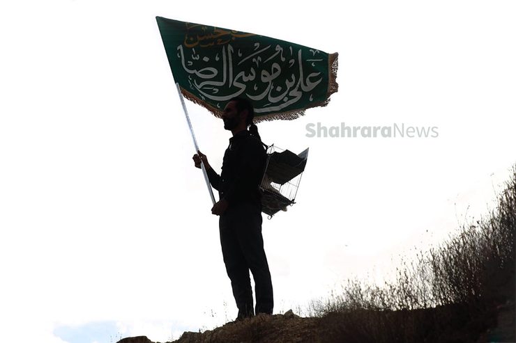 دلمان لک زده است برای بوی اسپندی که تا چند متر آن طرف‌تر از موکب می‌آید، برای خواسته‌هایی که تا قبل رسیدن به حرم امام رضا، زیر آسمان و لابه لای قدم‌هایی که برمی داشتیم، توی ذهنمان ردیف می‌کردیم؛ خواسته‌هایی که تا چشم می‌دوختیم به گنبد و گل دسته ات، همه اش مثل برق از ذهنمان می‌رفت.