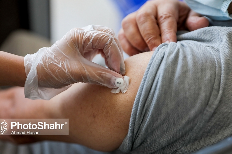 کارشناس مسئول پیشگیری از ایدز و هپاتیت معاونت بهداشت دانشگاه علوم پزشکی مشهد گفت: با توجه به اهمیت کنترل کووید ۱۹ در مراکز تجمعی و احتمال انتقال سریع کرونا در مراکز درمان اقامتی سوء مصرف مواد و به دنبال آن انتشار بیماری در بین خانواده‌های ایشان و جامعه، طرح واکسیناسیون مددجویان و پرسنل این مراکز، در مراکز اقامتی تحت پوشش دانشگاه در حال اجراست.