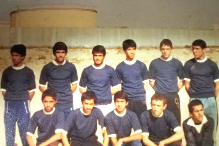 عکس زیرخاکی از تیم رضا که از تیم‌های محلی و خوب مشهد در اوایل دهه ۶۰ بود
این تیم به نوعی بعد‌ها پایه گذار تیم پیام مشهد شد. این عکس در سال ۱۳۶۳ در زمین وحید که به جرئت می‌توان گفت معروف‌ترین زمین خاکی مشهد بود، گرفته شده است. مخازن مدور شرکت نفت در این عکس کاملا مشخص است.