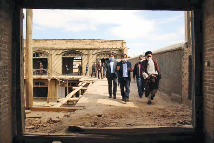 معاون دادستان مشهدگفت: انتظارات ما درباره اجرای پروژه بهسازی سرای عزیزا... اف برآورده نشده و بنا بر اعلام مسئولان میراث فرهنگی، پس از گذشت بیش از یک سال ونیم از تصمیم اجرای این پروژه، فقط ۲۰درصد پیشرفت فیزیکی داشته است.