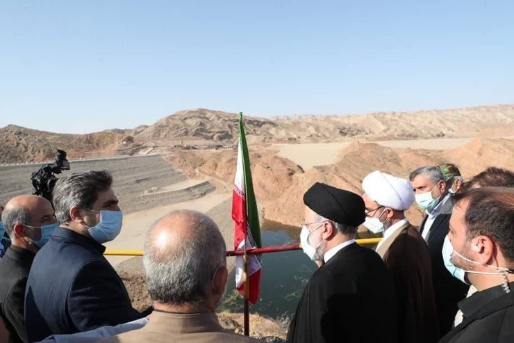 رئیس جمهوری بعد از بازدید از سد کنجانچم راهی شهرستان مهران شد تا از نزدیک از زیرساخت‌های این شهرستان و پایانه مرزی مهران دیدن کند.