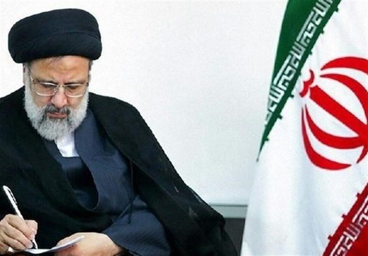 رئیس جمهوری در پیامی با تسلیت درگذشت علی لندی نوجوان غیور ایذه‌ای، گفت: نام این نوجوان عزیز که دلاورانه و پروانه‌وار به دل آتش زد تا جان دو انسان را نجات دهد، در شمار قهرمانان ملی این مرز وبوم و در امتداد حسین فهمیده‌ها و بهنام محمدی‌ها، ثبت خواهد شد.