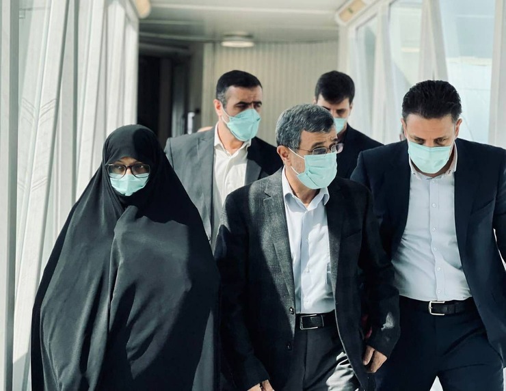 کانال دولت بهار با انتشاری تصاویری از محمود احمدی نژاد به همراه همسرش از ورود او به فرودگاه دبی خبر داد.