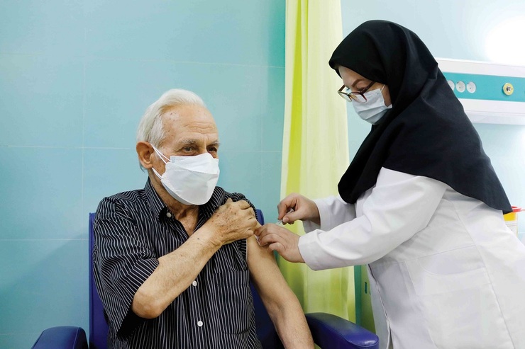 سازمان بهداشت جهانی (WHO) توصیه کرده است افراد با سیستم ایمنی ضعیف و بالای ۶۰ سال که دو دوز واکسن سینوفارم و سینوواک را دریافت کرده‌اند، یک تا سه ماه بعد از دریافت دوز دوم، با دوز تقویتی واکسینه شوند.