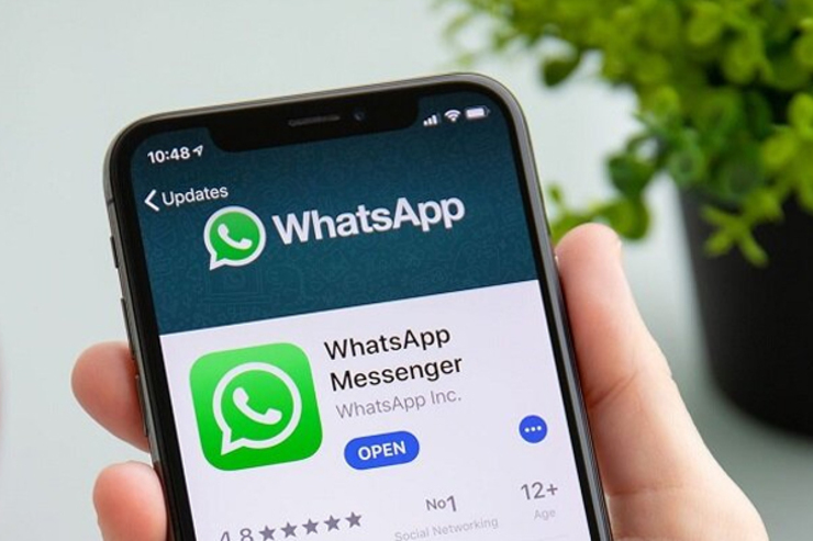 واتس اپ اکنون به کاربرانش اجازه می‌دهد تاریخچه چت خود را به شکل یک لایه امنیتی اضافی و انتخابی به طور سر به سر (end to end) رمز گذاری و از حساب خود محافظت کنند.