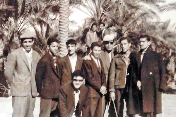 تصویری کمتردیده‌شده از تیم بوکس راه‌آهن مشهد در نخلستان خرمشهر. عکسی که در سال ۱۳۴۱ و در جریان مسابقات کشوری از ستارگان تیم مشهد گرفته شده است. نکته ویژه این عکس حضور مرحوم محمدعلی رستمی در این تصویر است؛ مردی که چندی پیش در غربت تمام و در خانه سالمندان جان به جان‌آفرین تسلیم کرد. همچنین منوچهر نقافی از بوکسور‌های ارزنده خراسانی در این تصویر حاضر است.
عکس از آلبوم شخصی منوچهر نقافی