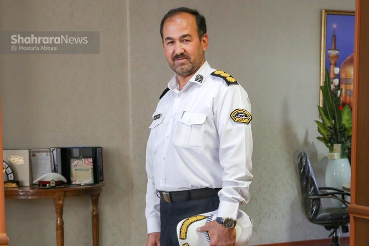 از نوزده‌سالگی راهی دانشگاه انتظامی شده است. از سال ۱۳۶۹ راهی مسیری پلیسی و انتظامی می‌شود و بعد از سه‌سال‌ونیم تحصیل در دانشگاه انتظامی پلیس با رتبه ممتاز، رسته پلیس راهور کارشناسی تصادفات را انتخاب می‌کند.