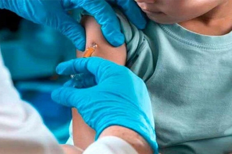 علیرغم اینکه سازمان جهانی بهداشت، مجامع علمی و همه متخصصان راهکار اصلی مقابله با کرونا و قطع زنجیره پاندمی را واکسینه شدن عمومی می‌دانند، اما همچنان بعضی از مردم برای واکسیناسیون خصوصا برای کودکان‌شان(سنین 12 تا 18 سال) مردّد هستند. در این گزارش به این ابهامات پاسخ داده شده است.