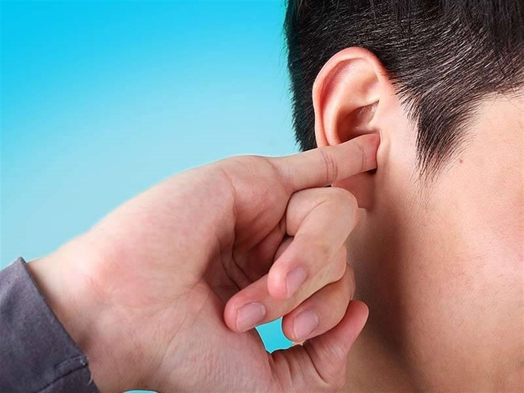خارش گوش‌ها یک مشکل بسیار رایج در افراد با رده‌های سنی مختلف به شمار می‌رود. اما در مورد برخی افراد این مشکل آنقدر شدید و غیر قابل تحمل می‌شود که ممکن است از اشیا مختلف برای خاراندن گوش خود استفاده کنند که در نتیجه آن آسیب و جراحت بیشتری به گوش وارد می‌شود.