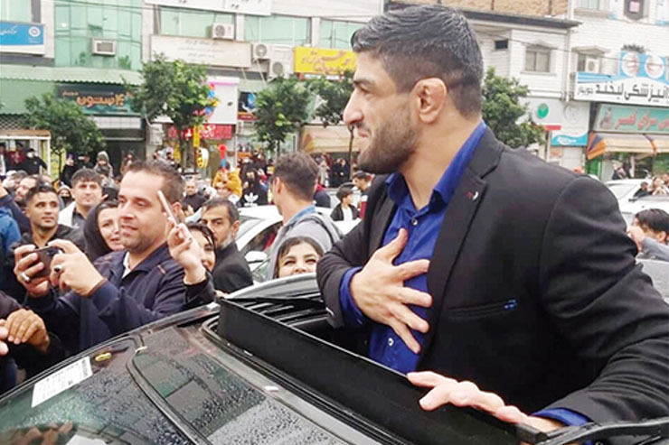 کامران قاسم پور، از قهرمانان کشتی ایران می‌گوید کارت هدیه‌ای یک میلیون تومانی گرفته که آن هم مسدود است.