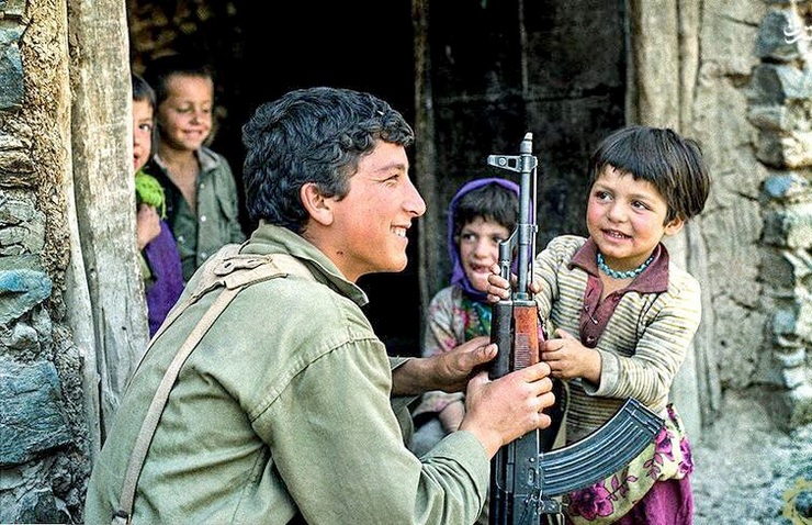 حالا جنگ تمام شده است و شعر‌ها هم استخوان ترکانده اند. شاعرها، چه آن‌ها که جنگ را در حافظه دارند و چه آن‌ها که آن روز‌ها را از زبان دیگران شنیده و در تصاویر دیده اند، دقیق‌تر و با ذکر جزئیات بیشتر، واژه‌ها را کنار هم می‌چینند.