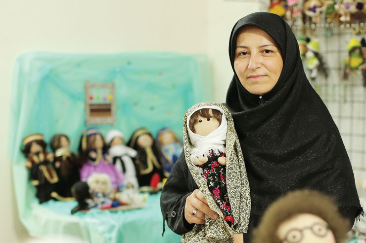 اشتغال زایی بانو کارآفرین محله سیدی با راه‌اندازی کارگاه عروسک سازی