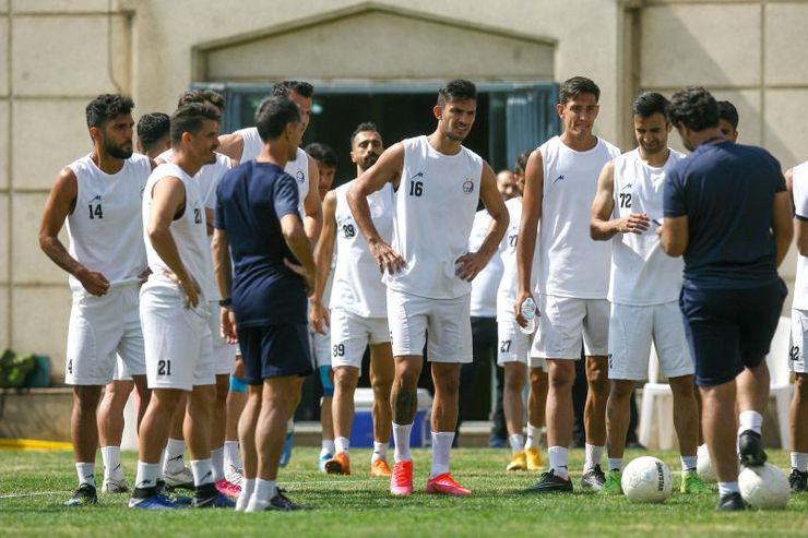در نشست شب گذشته مدیران باشگاه استقلال مقرر شد بخش اول حقوق بازیکنان این تیم پرداخت شود. این قول در شرایطی داده شده که آجورلو قرارداد با یک شرکت را که اسپانسری استقلال را به عهده داشت فسخ کرده است.
