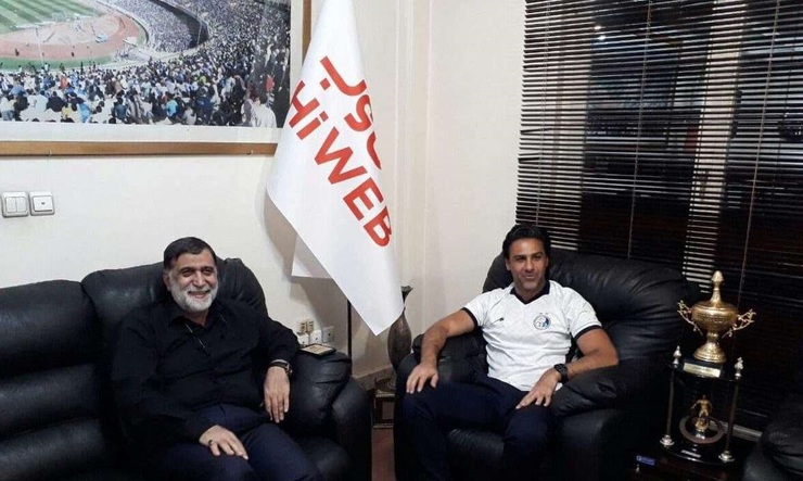 فرهاد مجیدی پس از اینکه قراردادش برای ۳ فصل دیگر تمدید شد، دوباره از مصطفی آجورلو، مدیرعامل باشگاه استقلال حمایت کرد.