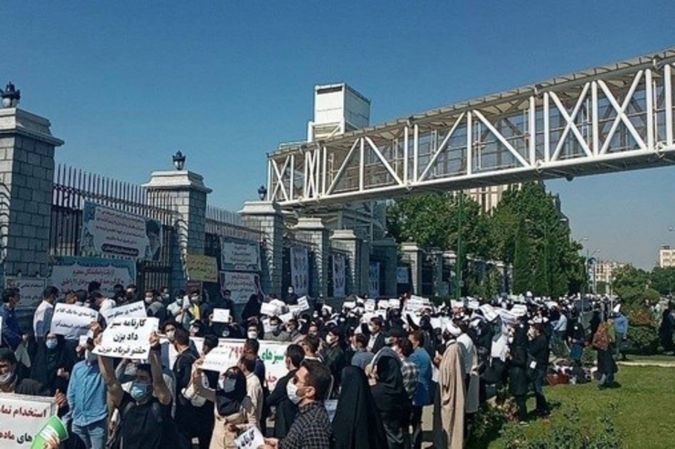 جمعی از مخالفان پرداخت مهریه مقابل مجلس تجمع کردند.
