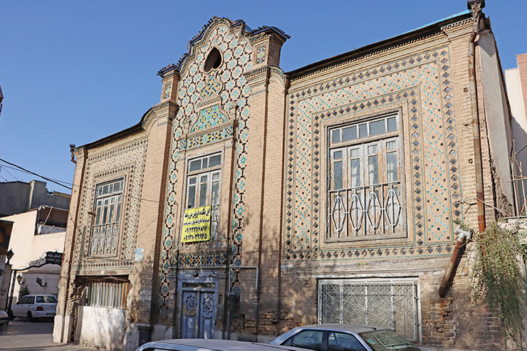 بنای معروف به عمارت سالاری، متعلق به حسین سالاری معروف به «معتمدالحکماست» که به سال ۱۳۲۱ خورشیدی در همین بنا بدرود حیات گفته است. بنایی ۱۰۰ ساله که با دورچینی‌های آجری و کاشی کاری‌های مینیاتوری، فقط یک نمونه دیگر در مشهد دارد و آن هم، خانه «ساختیانچی» است.
