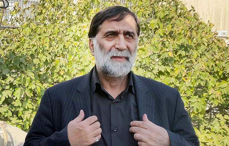 مصطفی آجرلو، مدیرعامل جدید باشگاه استقلال در پیامی از فرهاد مجیدی حمایت و اعلام کرد او باید با قدرت به کارش در استقلال ادامه دهد.
