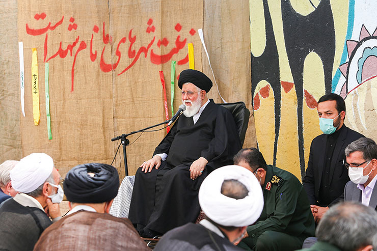 آیت ا... سیداحمد علم الهدی، نماینده ولی فقیه در خراسان رضوی به محله محروم اسماعیل آباد و دبیرستان صدرا در این محله رفت تا اولین نماز ظهر و عصر سال تحصیلی جدید را به همراه دانش آموزان این مدرسه اقامه کند.