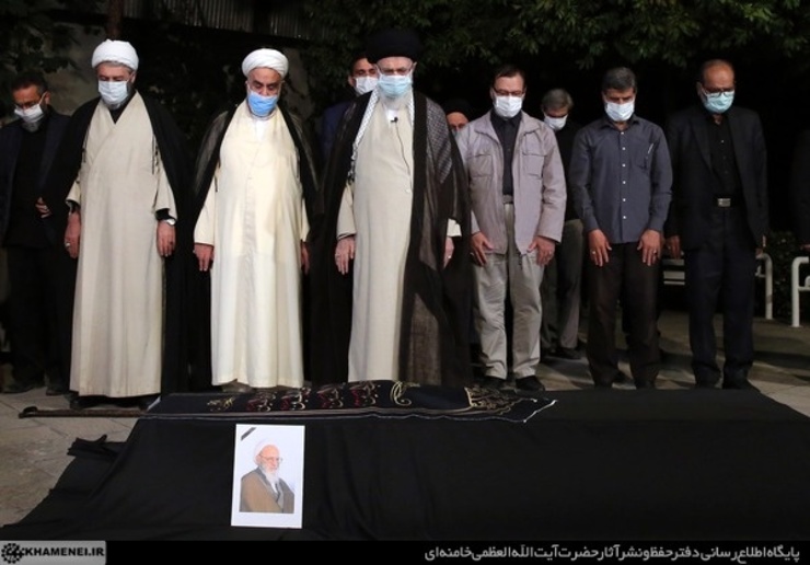 حضرت آیت‌الله خامنه‌ای شامگاه امروز (یکشنبه) با حضور در کنار پیکر آیت‌الله حسن‌زاده آملی، ضمن قرائت نماز و فاتحه با آن عالم ربّانی و سالک توحیدی وداع کردند.