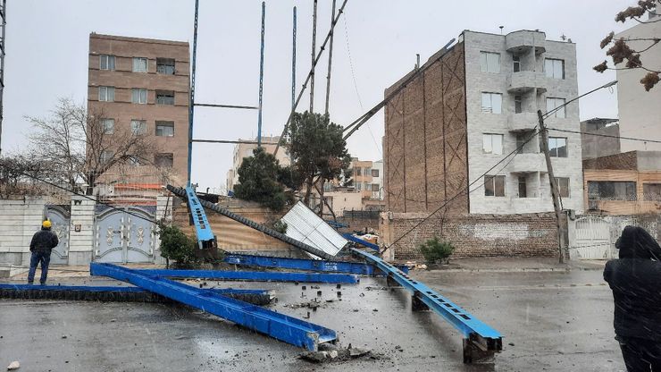 معاون عمرانی و جانشین مدیریت بحران فرمانداری مشهد گفت: بر اثر وزش باد شدید شب گذشته ۴مهرماه، پنج مورد سقوط اسکلت ساختمان و ۲ مورد قطعی برق در انتهای الهیه و بلوار توس رخ داد که با تلاش نیروهای شرکت برق برطرف شد