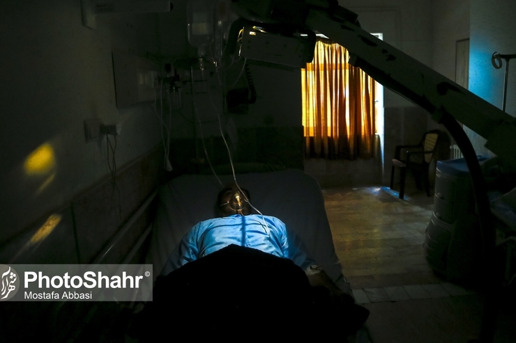 یک جراح چشم و صورت گفت : بیماری قارچ سیاه در اشخاصی که دستگاه ایمنی ضعیف تری داشته بروز می‌کند. این بیماری علایم مختلفی دارد که عفونت چشم و مغز با خطر کوری و مرگ جزو عوارض این بیماری است.