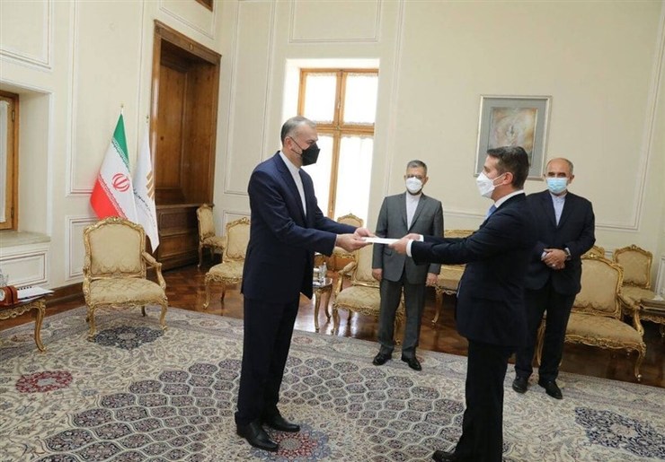 وزیر امور خارجه کشورمان در گفتگو با سفیر جدید جمهوری آذربایجان، از برخوردهای نامناسب نیروهای مرزبانی جمهوری آذربایجان با رانندگان ایرانی و اظهارات منفی مقامات باکو ابراز نارضایتی کرد.
