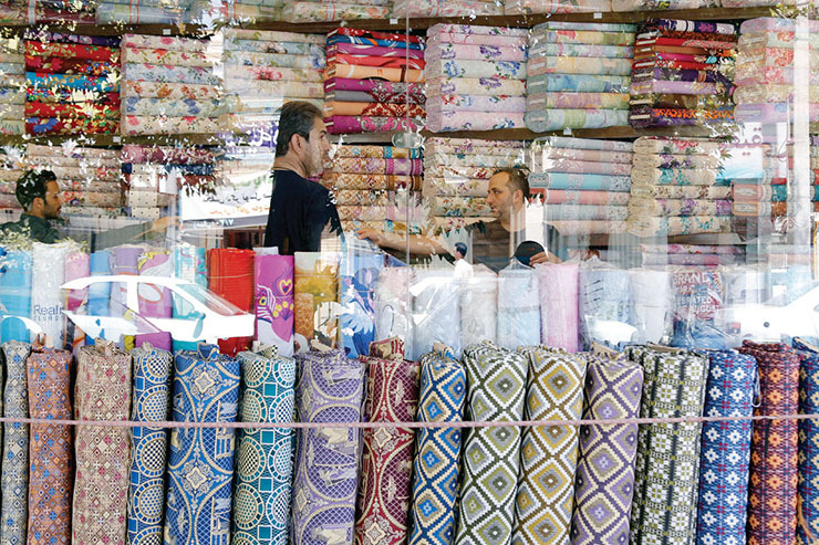 این روز‌ها که بی‌رونقی و کسادی به جان شغل پارچه‌فروشی افتاده است برخی پارچه‌فروشان با زیر پا گذاشتن قوانین شرعی کسب وکار، از راه دروغ سود‌های بادآورده‌ای را به دست می‌آورند.