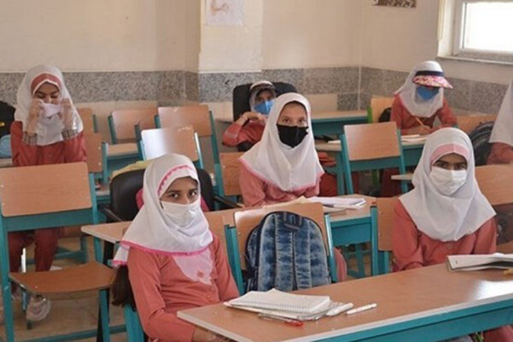 امروز مدارس کمتر از ۳۰۰ دانش‌آموز فعالیت خود را به‌صورت حضوری آغاز خواهند کرد تا بعد از سه ترم آموزش مجازی دانش‌آموزان به‌صورت تدریجی به کلاس‌های درس برگردند.