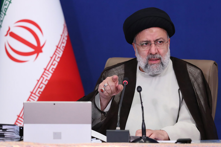 رییس جمهوری با تاکید بر اینکه نباید اجازه دهیم موج احتمالی جدید بیماری مانند موج پنجم کشور را غافلگیر کند، گفت: باید با تمهید اقدامات و آمادگی‌های لازم از تکرار مشکلات کشور در مواجهه با موج پنجم کرونا جلوگیری کنیم.