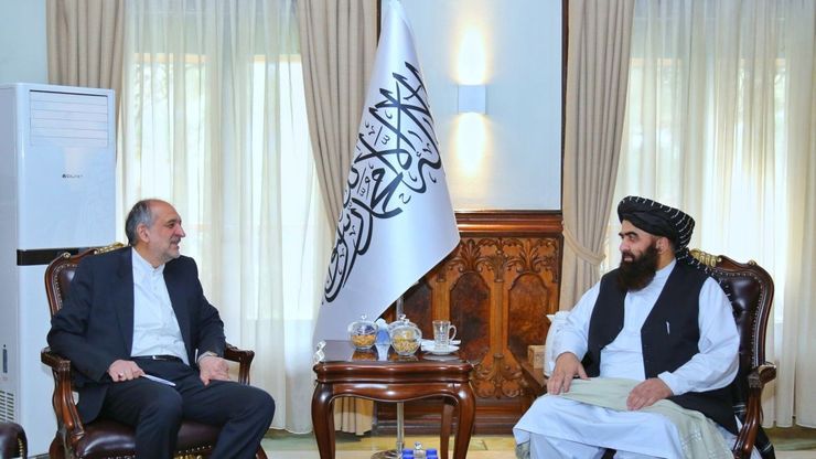در دیدار سفیر جمهوری اسلامی ایران با سرپرست وزارت امور خارجه دولت موقت طالبان، حل مشکلات مهاجران و همکاری در زمینه‌های تجارت و انرژی مورد بررسی قرار گرفت.