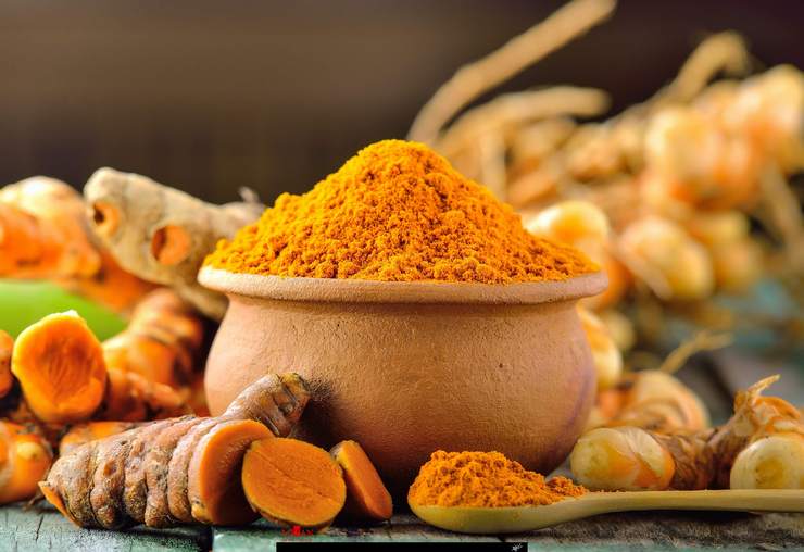 داروهای گیاهی سنتی یک گزینه امیدوارکننده در درمان مکمل برای بیماری کووید ۱۹ محسوب می‌شود و در این مورد ریشه زردچوبه (Curcuma longa) یکی از گزینه‌های محبوب است که با خواص ضد ویروسی قوی همراه است.