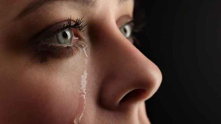 در فصل سرما به علت خشک شدن چشم در هوای سرد ممکن است چشم برخی افراد دچار اشک ریزش شود. با استفاده از ۳ راهکار ساده می‌توان این مشکل را برطرف کرد.